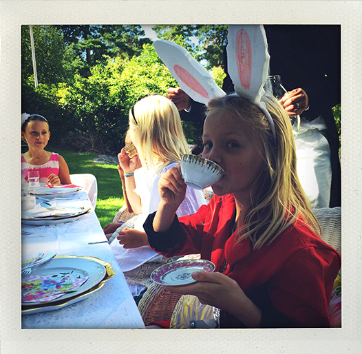 Mad Hatter's Tea Party, Alice i Underlandet, Alice in Wonderland, Alice, Hattmakaren, Hattmakarn, Kanin, Den vita kaninen, Mad Hatter, White Rabbit, Alice, tebjudning, Afternoon Tea, Tea Party, Garden, trädgård, bjudning, sommar, kalas, maskerad, tema, fest, I huvudet på Elvaelva.