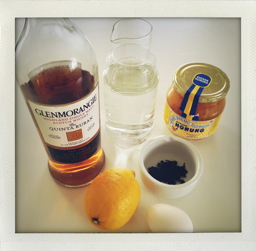 Äggtoddy med citron, nejlika, honung och whisky,  After Ski, varm drink, sportlov, vinter, ägg toddy, Eggnog with lemon, cloves, honey and whisky, hot drink, egg nogg, winter, I huvudet på Elvaelva