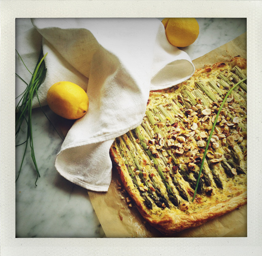 Frasig sparrispaj med parmesan, gräslök, citron, senap och hasselnötter