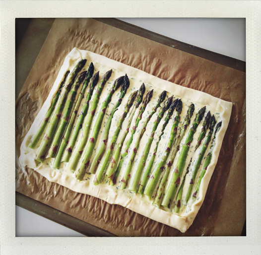 sparrispaj, asparagus pie, asparagus tarte, sparristarte, vårpaj, paj, smördeg, puff pastry, small dish, buffé, buffémat, meny, vår, sparris, asparagus, parmesan, food, recipe, recept, vårbuffé, italiensk paj, I huvudet på Elvaelva.