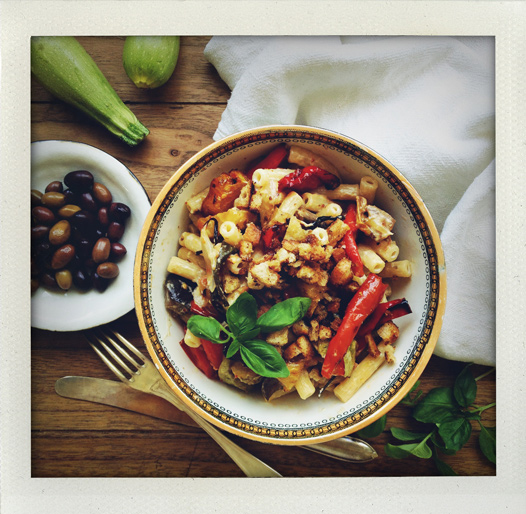 pasta, sommar, summer, food, sommarpasta, sommarmat, enkel, easy, mat, grillade grönsaker, grilled, vegetables, zucchini, squash, aubergine, äggplanta, färsk lök, vårlök, spring onion, paprika, pepper, chili, mascarpone, brödkrutonger, bread crumbs, basilika, puglia, apulien, masseria montelauro, diamante, cominioli, masi, foto: Sofija Torebo Strindlund, I huvudet på Elvaelva