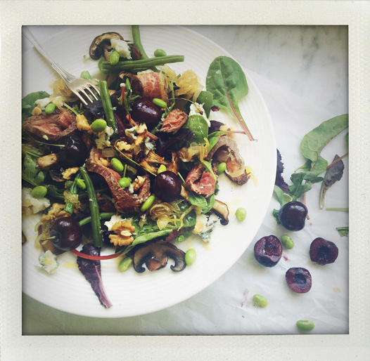 sallad, salad, recept, recipe, karamelliserad lök, caramelized onion, sommar, summer, sommarsallad, matig sallad, flankstek, flank steak, roquefort, cheese, bönor, beans, edamame, valnötter, körsbär, cherries, I huvudet på Elvaelva